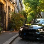 BMW Série 1 F40 garée, illustration des pièges à éviter avant achat