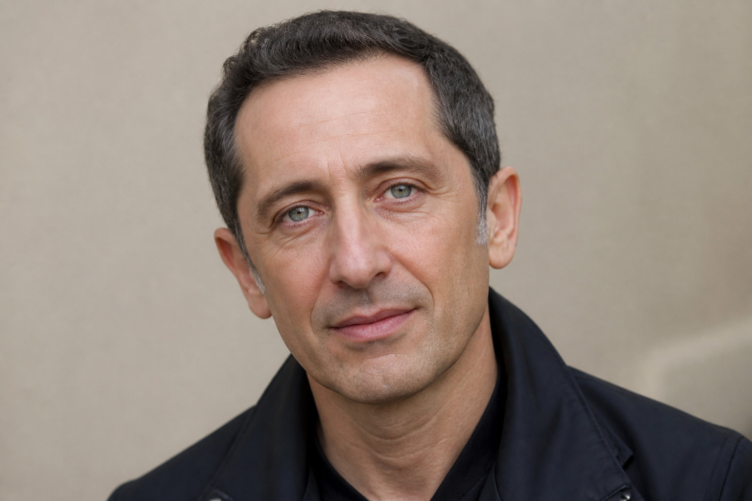 Qui sont les potes qui squattent la scène avec lui ?